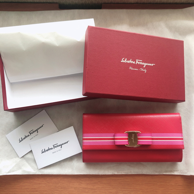 Salvatore Ferragamo(サルヴァトーレフェラガモ)のFERRAGAMO 長財布 22 C756 661123 ヴァラ ピンク レディースのファッション小物(財布)の商品写真