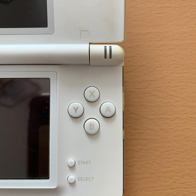 ニンテンドーDS(ニンテンドーDS)のニンテンドー　DS lite クリスタルホワイト　本体 エンタメ/ホビーのゲームソフト/ゲーム機本体(携帯用ゲーム機本体)の商品写真