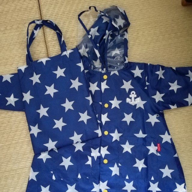 KIDS FORET(キッズフォーレ)の青い星柄レインコート　Sサイズ(95~100) キッズ/ベビー/マタニティのこども用ファッション小物(レインコート)の商品写真