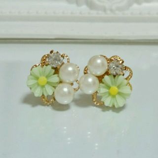 お花ビジューピアス(薄グリーン)(ピアス)