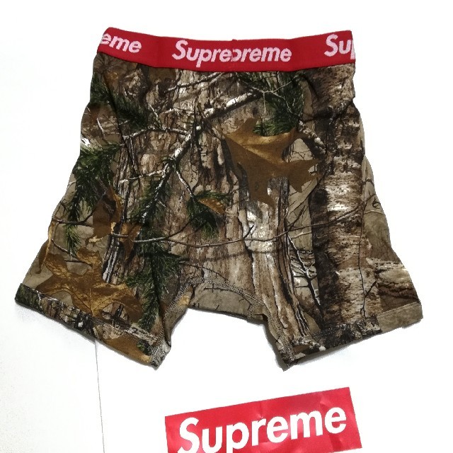 Supreme(シュプリーム)のシュプリーム　ヘインズ　ボクサーパンツ　枯葉柄　レア品　Ｓサイズ　新品未使用 メンズのアンダーウェア(ボクサーパンツ)の商品写真