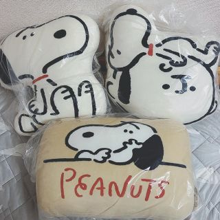 Snoopy ユニクロ スヌーピー クッション 3点セットの通販 By A N Z U S Shop スヌーピーならラクマ