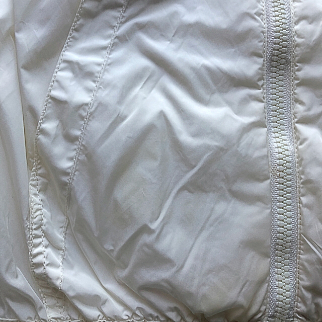 MONCLER(モンクレール)のモンクレール　ジャンパー白　 レディースのジャケット/アウター(その他)の商品写真