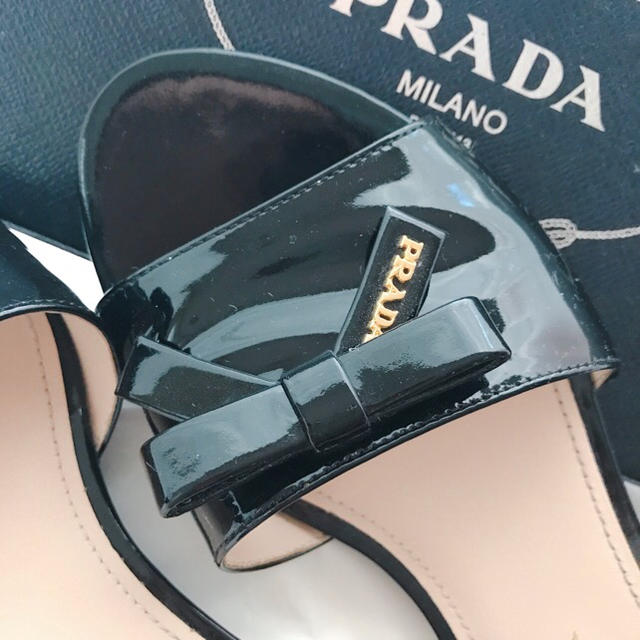 PRADA - 【PRADA】プラダ ロゴ リボンサンダル ブラック エナメル 靴