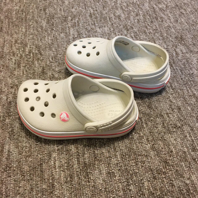 crocs(クロックス)のクロックス キッズ サンダル　アイボリーピンク　14cm キッズ/ベビー/マタニティのベビー靴/シューズ(~14cm)(サンダル)の商品写真