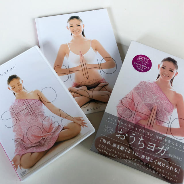 おうちヨガ ＳＨＩＨＯ　ｍｅｅｔｓＹＯＧＡ　【最安値】■送料無料　■翌日発送　 エンタメ/ホビーのDVD/ブルーレイ(スポーツ/フィットネス)の商品写真