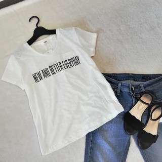 アクアガール(aquagirl)の新品 OZOC Vネック白ロゴTシャツ*くすみホワイト*オゾック(Tシャツ(半袖/袖なし))