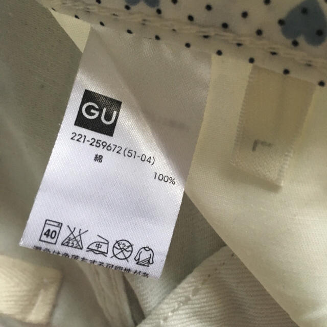 GU(ジーユー)の白アンクルパンツ レディースのパンツ(デニム/ジーンズ)の商品写真