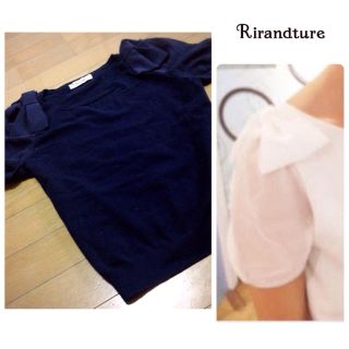 リランドチュール(Rirandture)の石原さとみ色違いネイビー 肩リボンニット(Tシャツ(半袖/袖なし))