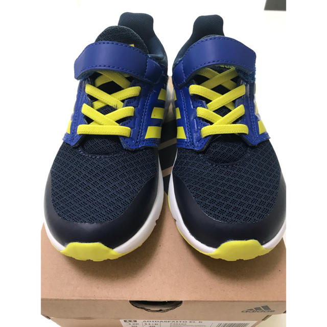 adidas(アディダス)のadidasスニーカー18㎝　新品未使用 キッズ/ベビー/マタニティのキッズ靴/シューズ(15cm~)(スニーカー)の商品写真