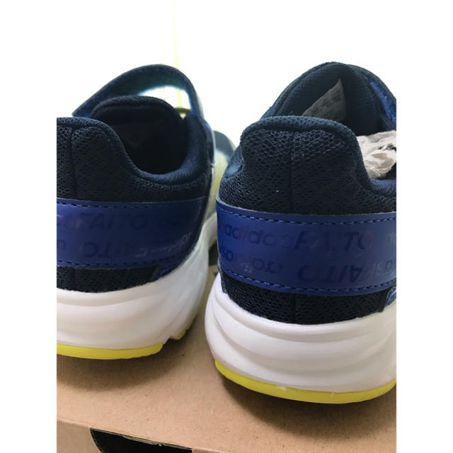 adidas(アディダス)のadidasスニーカー18㎝　新品未使用 キッズ/ベビー/マタニティのキッズ靴/シューズ(15cm~)(スニーカー)の商品写真