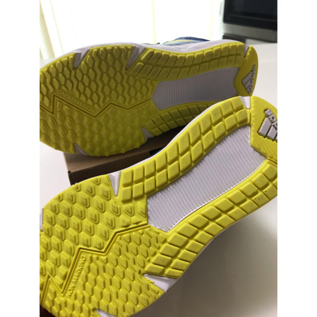 adidas(アディダス)のadidasスニーカー18㎝　新品未使用 キッズ/ベビー/マタニティのキッズ靴/シューズ(15cm~)(スニーカー)の商品写真