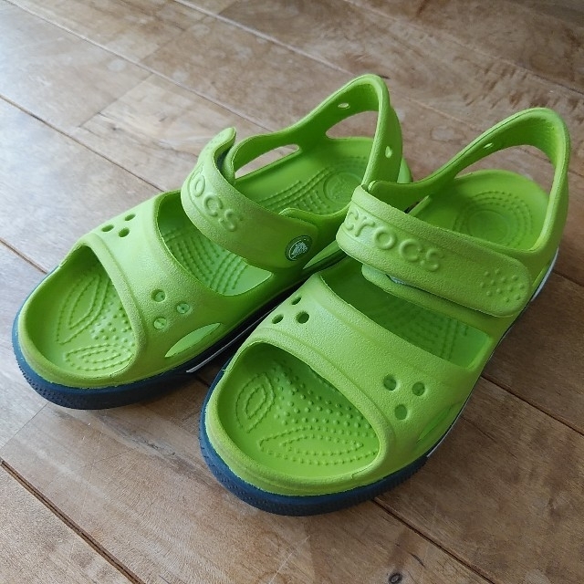 crocs クロックス キッズ用サンダル 黄緑 c12の通販 by でのみか's shop｜クロックスならラクマ