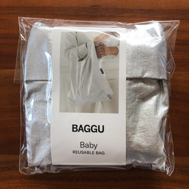 BEAMS(ビームス)のBAGGU BABY バグゥ　ベビー　メタリック　シルバー　エコバック レディースのバッグ(エコバッグ)の商品写真