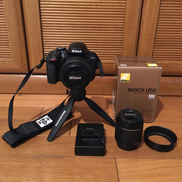 Nikon(ニコン)のNikon D3400レンズキット＋単焦点レンズ ＋ミニ三脚＋ストラップ スマホ/家電/カメラのカメラ(デジタル一眼)の商品写真