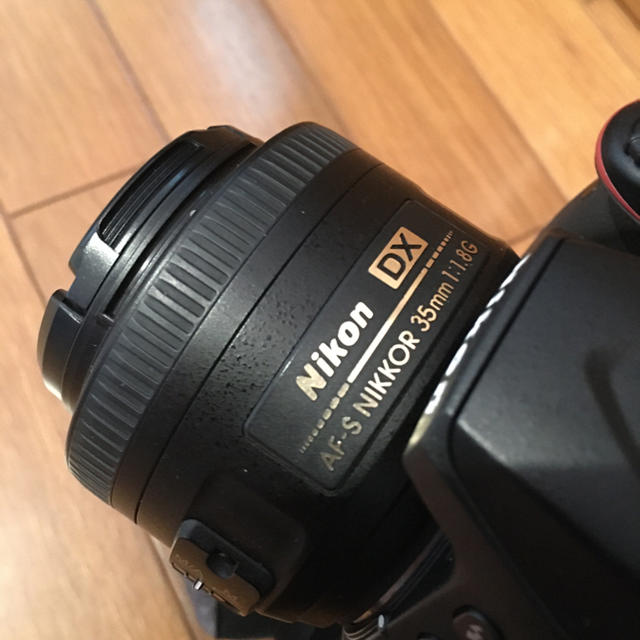 Nikon(ニコン)のNikon D3400レンズキット＋単焦点レンズ ＋ミニ三脚＋ストラップ スマホ/家電/カメラのカメラ(デジタル一眼)の商品写真