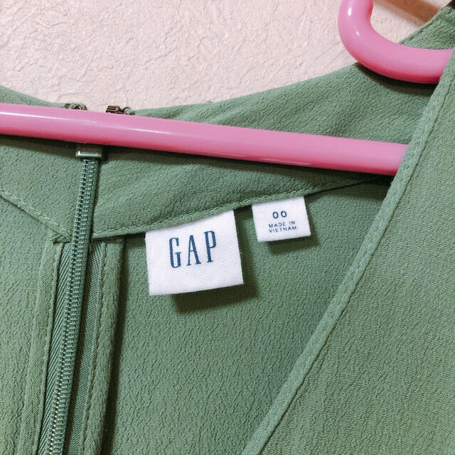 GAP(ギャップ)のお値下げ⭐︎GAP 半袖Vネックジャンプスーツ レディースのパンツ(オールインワン)の商品写真