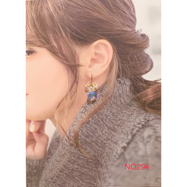 SWAROVSKI(スワロフスキー)のNO294 スワロフスキー ・フラワーの大人可愛いピアス♡ ハンドメイドのアクセサリー(ピアス)の商品写真