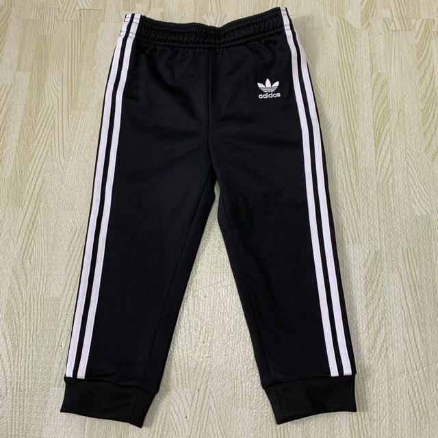 adidas(アディダス)のadidas ジャージ　2T キッズ/ベビー/マタニティのキッズ服男の子用(90cm~)(パンツ/スパッツ)の商品写真