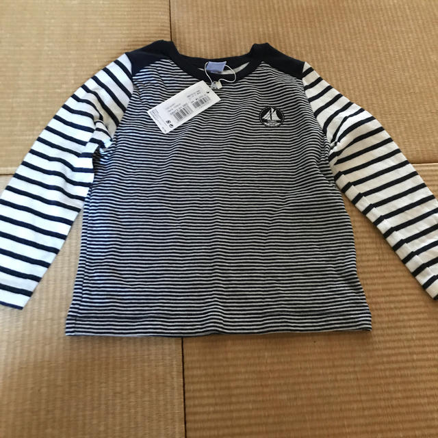 PETIT BATEAU(プチバトー)の新品　プチバトー　ロンティー キッズ/ベビー/マタニティのキッズ服男の子用(90cm~)(Tシャツ/カットソー)の商品写真