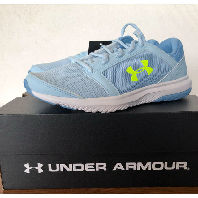 UNDER ARMOUR(アンダーアーマー)の新品。未使用。タグ付き。アンダーアーマー　シューズ　23.5cm キッズ/ベビー/マタニティのキッズ靴/シューズ(15cm~)(スニーカー)の商品写真