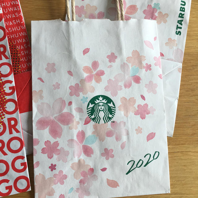 Starbucks Coffee(スターバックスコーヒー)のスタバ 紙袋 いちご2枚、サクラ2枚の計4枚セット レディースのバッグ(ショップ袋)の商品写真