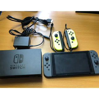 ニンテンドウ(任天堂)の任天堂Switch 本体 + Joy-Con 2個(家庭用ゲーム機本体)
