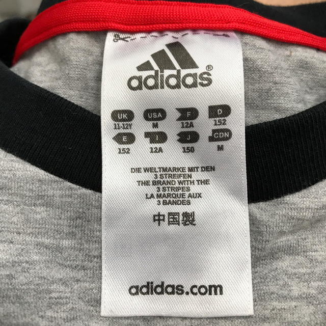 adidas(アディダス)の【美品】adidasアディダス★人気ロゴ入りコットンTシャツ★黒グレー150 キッズ/ベビー/マタニティのキッズ服男の子用(90cm~)(Tシャツ/カットソー)の商品写真