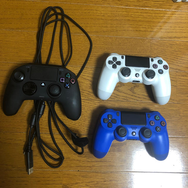 PS4本体、コントローラ3個、ランケーブル、HDMI、PS4電源ケーブル