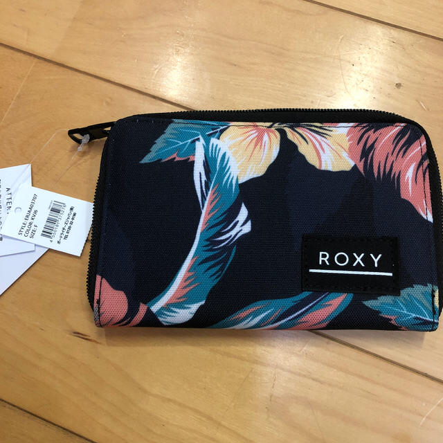 Roxy(ロキシー)のお値下げ中　新品　ロキシー　財布 レディースのファッション小物(財布)の商品写真