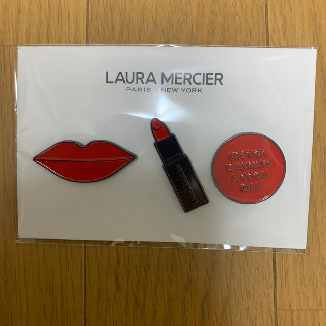 laura mercier(ローラメルシエ)の【非売品】LAURA MERCIER ピンバッジ コスメ/美容のコスメ/美容 その他(その他)の商品写真