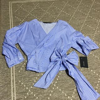 ザラ(ZARA)の新品☆ZARA トップス リボンブラウス ブルーストライプ XS(シャツ/ブラウス(長袖/七分))