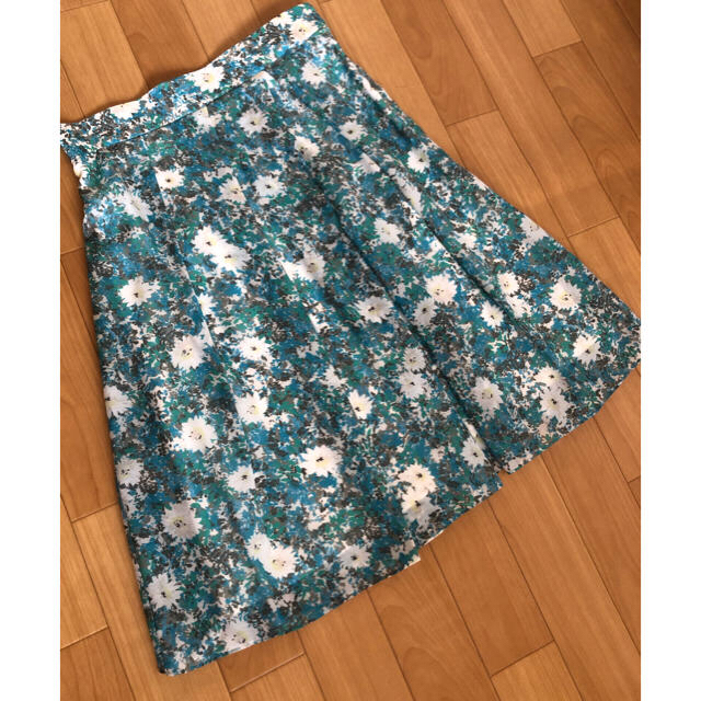 UNTITLED(アンタイトル)の爽やかエメラルドグリーンの膝丈スカート レディースのスカート(ひざ丈スカート)の商品写真