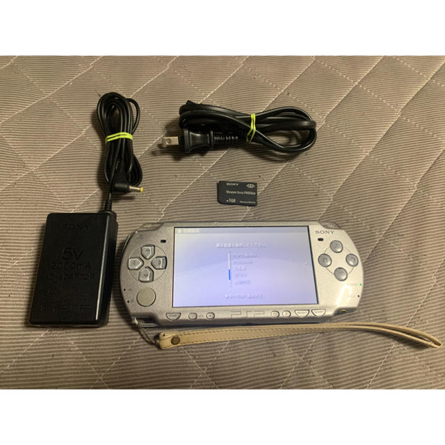 PlayStation Portable(プレイステーションポータブル)のPSP-2000 シルバー　送料無料 エンタメ/ホビーのゲームソフト/ゲーム機本体(その他)の商品写真