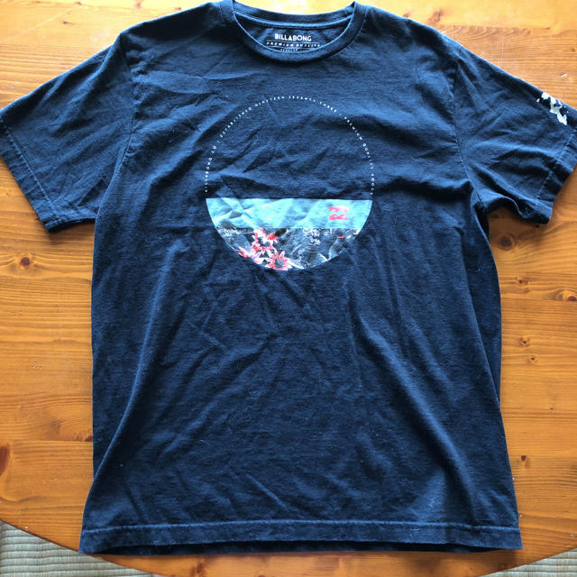 billabong(ビラボン)のほぼ新品‼︎ BILLABONG ビラボン　カッコいい胸ロゴ　サイズXL メンズのトップス(Tシャツ/カットソー(半袖/袖なし))の商品写真