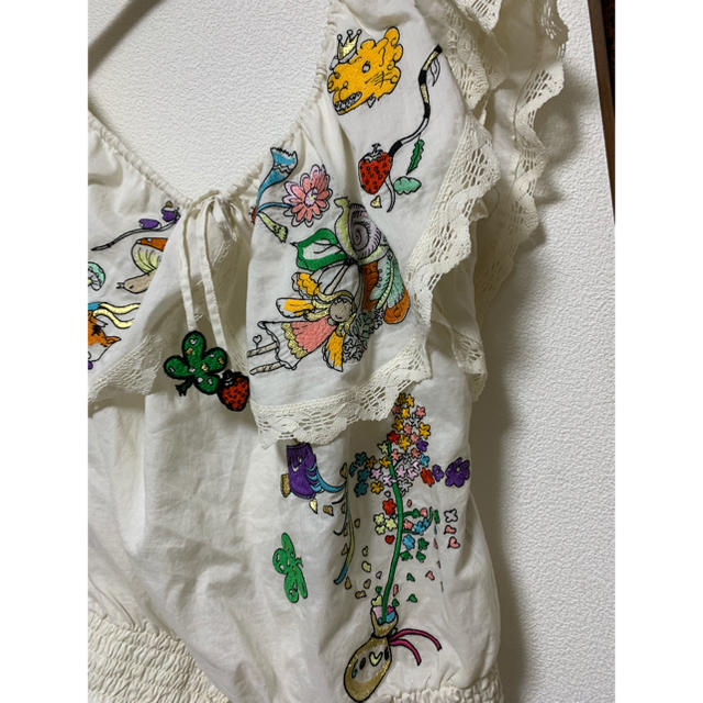 TSUMORI CHISATO(ツモリチサト)のツモリチサト 刺繍豪華 フリル 綿レース 希少 新品ですが 肩にシミあり説明必読 レディースのトップス(シャツ/ブラウス(半袖/袖なし))の商品写真