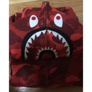 アベイシングエイプ(A BATHING APE)のbepe シャークパーカー　レッド(パーカー)