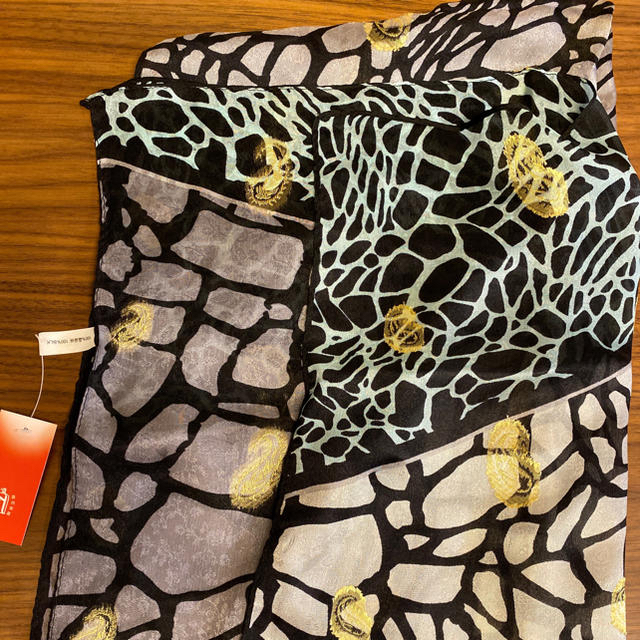 シルクスカーフ　新品　未使用 レディースのファッション小物(バンダナ/スカーフ)の商品写真