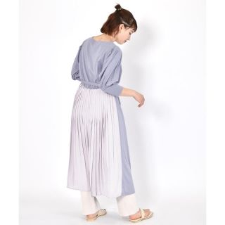 ダブルクローゼット(w closet)の新品　タグ付き　w closet 後プリーツウエストタックワンピ　サックスブルー(ロングワンピース/マキシワンピース)