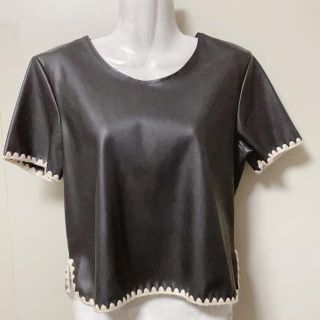 ザラ(ZARA)の【美品・送料無料】ZARA レザー　トップス　半袖　ブラック　(カットソー(半袖/袖なし))