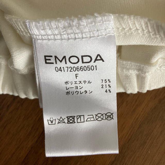 EMODA(エモダ)のEMODA エモダ　肩開きトップス　白　ドロスト　Fサイズ レディースのトップス(カットソー(半袖/袖なし))の商品写真