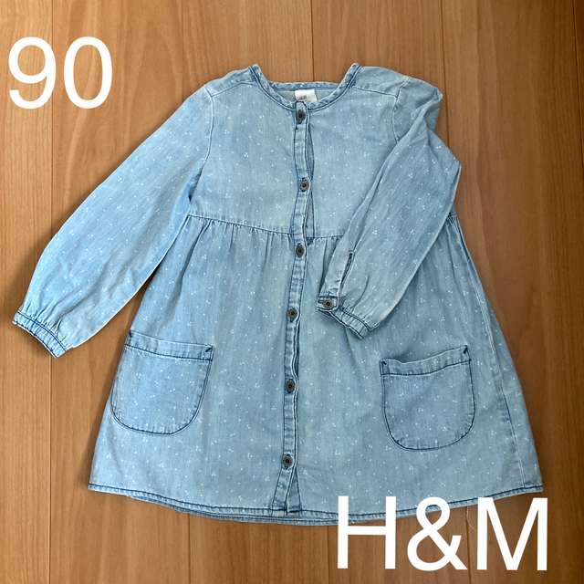 H&M(エイチアンドエム)のH＆Mデニムワンピース90 キッズ/ベビー/マタニティのキッズ服女の子用(90cm~)(ワンピース)の商品写真