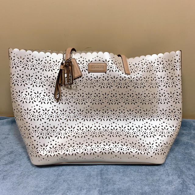 極美品】COACH コーチ パンチング トートバッグ ベージュ フラワー 花柄-