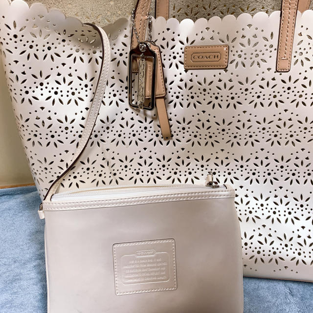 COACH - コーチ パンチングフラワートートバッグの通販 by