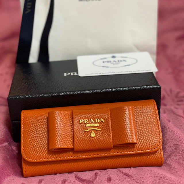 PRADA(プラダ)のPRADA キーケース　リボン　オレンジ レディースのファッション小物(キーケース)の商品写真