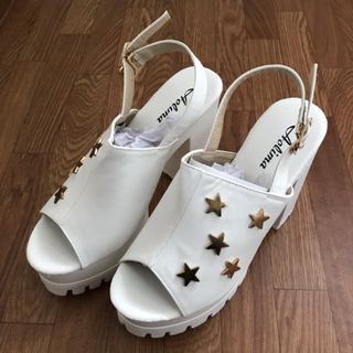 シュベック 厚底スタースタッズサンダル 白 24