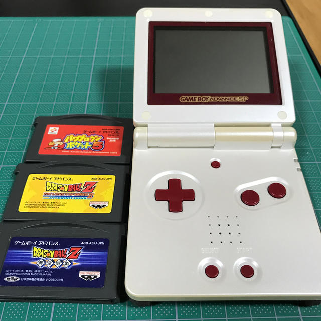 最終価格ゲームボーイアドバンスSPファミコンカラー　ソフトと充電器のおまけ付き