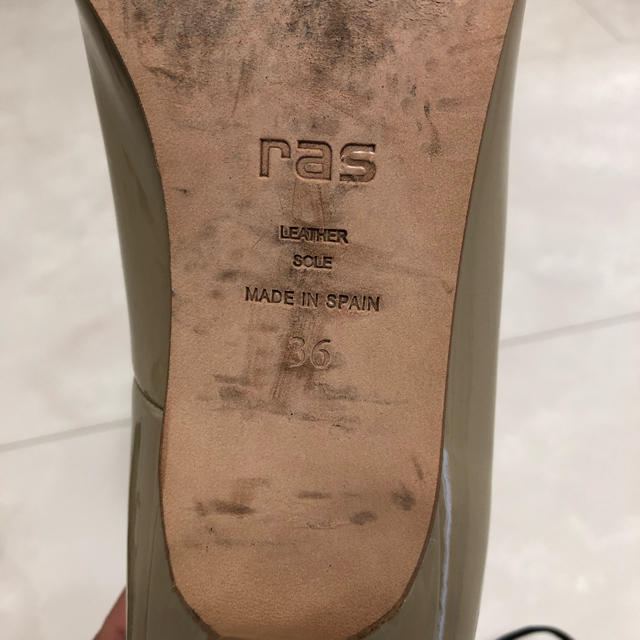 rasのエナメルパンプス ベージュ 編み上げ紐付き