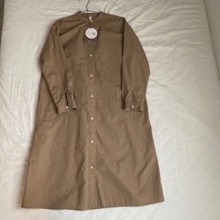 コモリ(COMOLI)のbshop ビショップ　シャツワンピース  ベージュ　comoli バンドカラー(ひざ丈ワンピース)