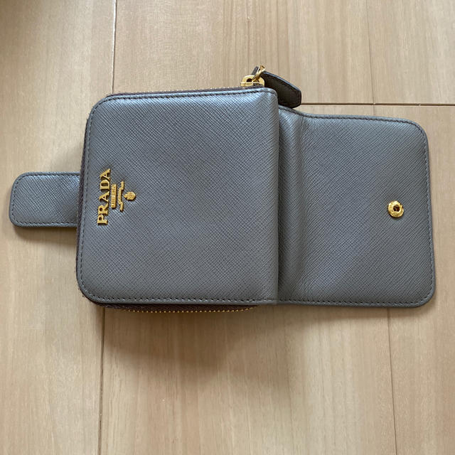 PRADA(プラダ)のプラダ PRADA 財布 サフィアーノ メタル 二つ折り財布 グレー レディースのファッション小物(財布)の商品写真